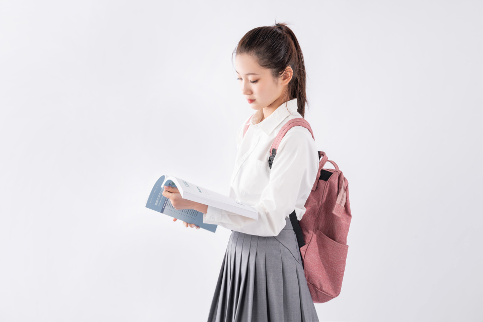 学生背书包看书高清图