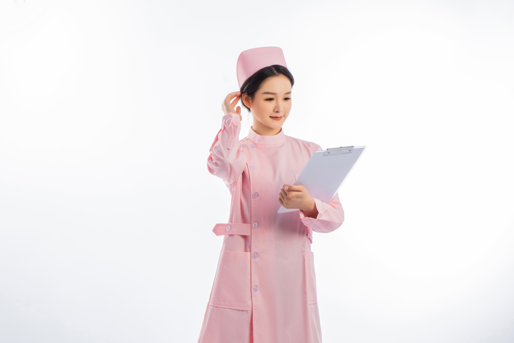 女护士单手挽头发实拍图版权图片下载