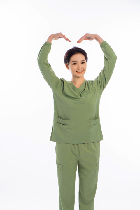 绿色手术服女医生双手举起比心实拍图版权图片下载
