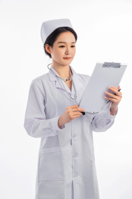 白衣护士双手拿着资料实拍图