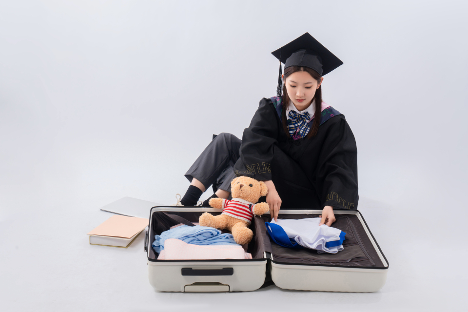 打包行李的毕业生实拍图