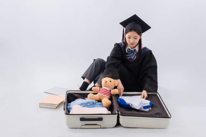 打包行李的毕业生实拍图