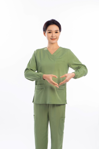绿色手术服女医生双手比心实拍图