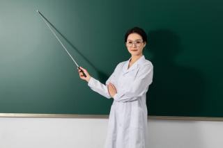 专业职场女性教授上课图