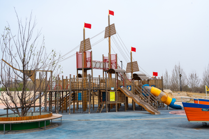 木质儿童游玩场地实拍图版权图片下载