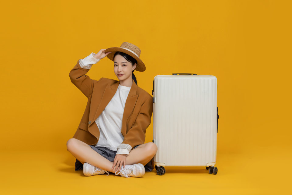 坐在地上拍照的女生高清图