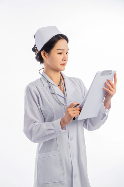 白衣护士双手拿资料看资料实拍图