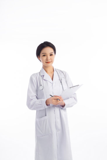 白色工装女医生目视前方半身照实拍图