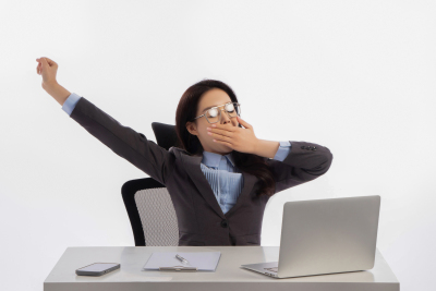 打哈欠的女孩实拍图