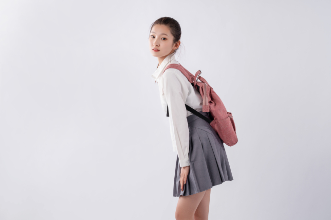 女学生背书包高清图