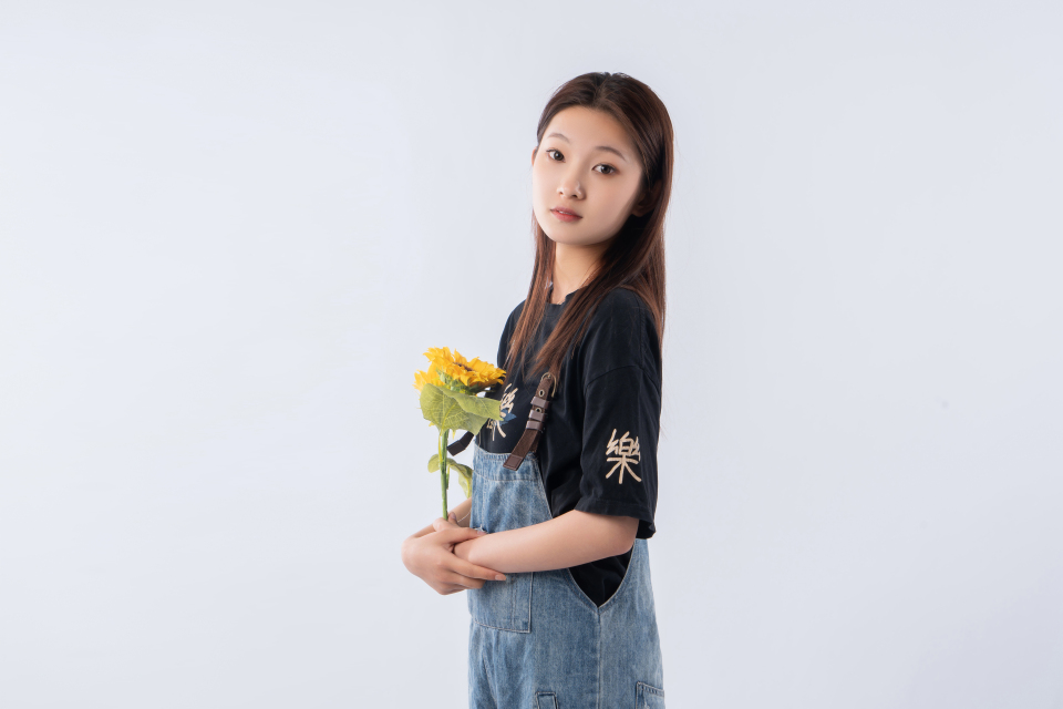 向日葵女孩摄影图