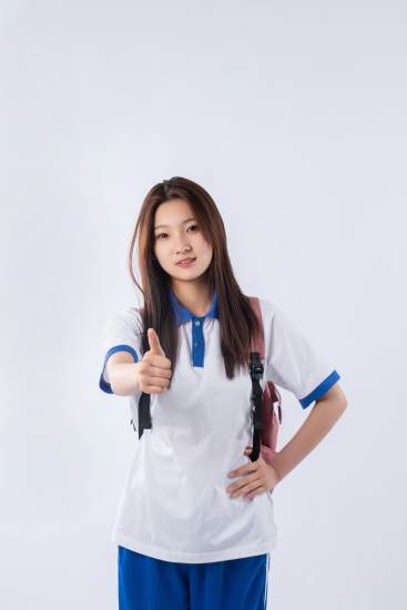 穿校服的高中生实拍图