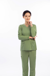 绿色手术服女医生单手扶脸实拍图