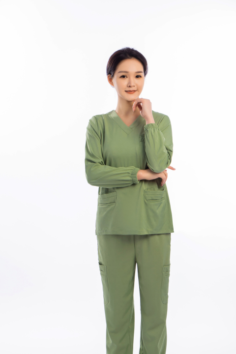 绿色手术服女医生单手扶脸实拍图版权图片下载
