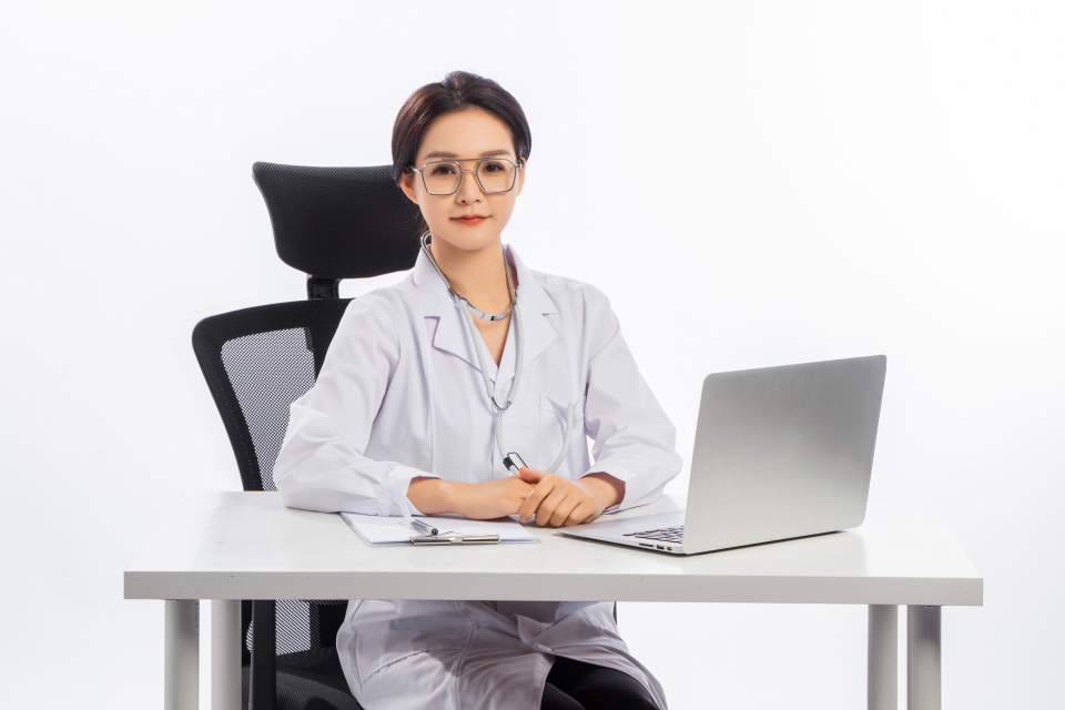 电脑办公的女性员工