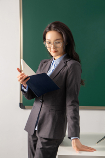 认真讲课中的女老师图