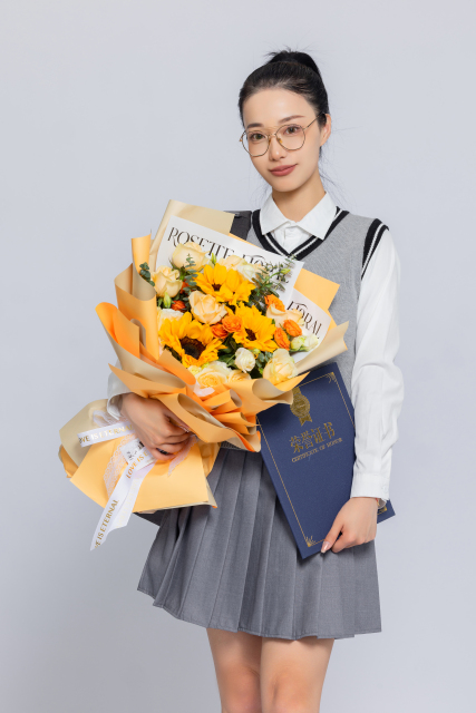 左手拿着花女大学生写真图