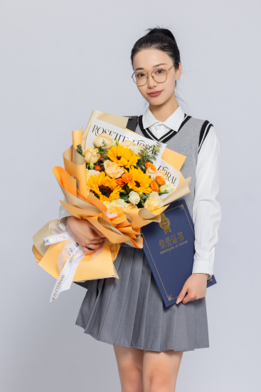 左手拿着花女大学生写真图