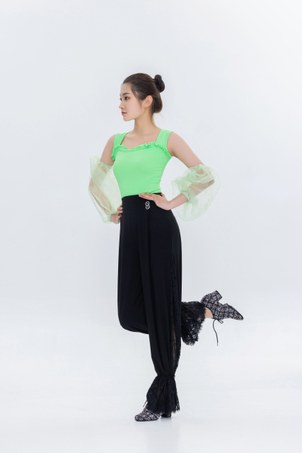 正在比赛的舞蹈家高清图