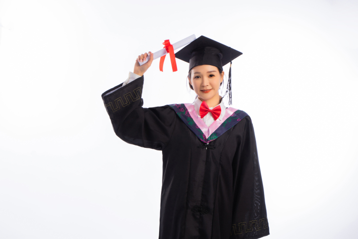 举着毕业证书的博士服女生高清图版权图片下载