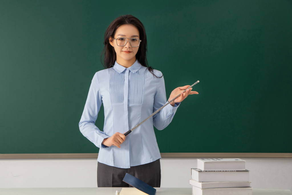 培训班女老师形象图版权图片下载