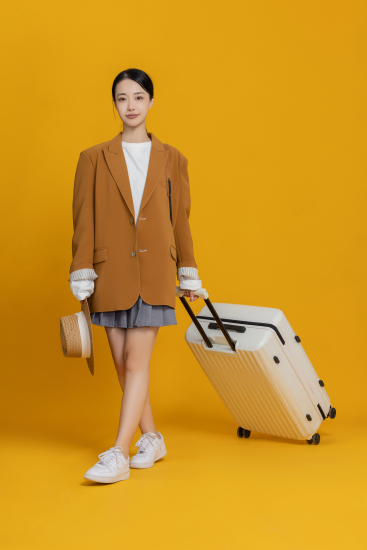 拉着行李箱赶路的女生实拍图