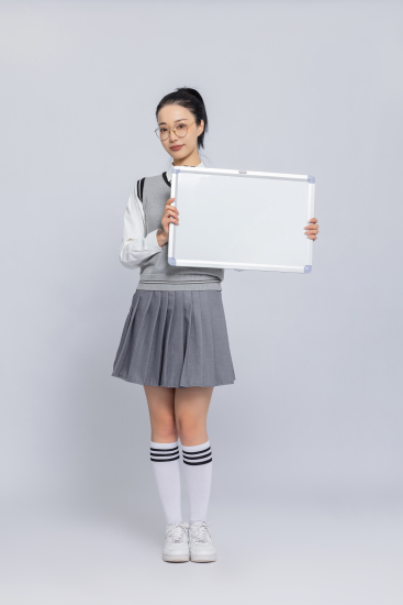 右边举着白板的大学生写真图