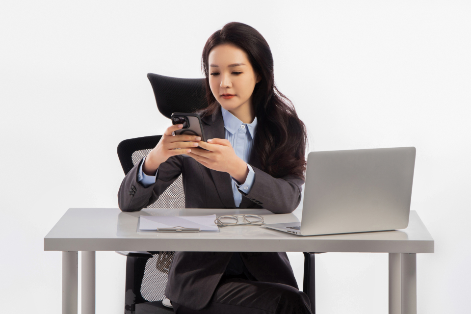 手机回复消息的员工图