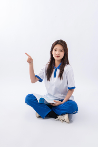 穿校服的可爱女孩图 