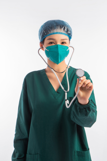 手拿听诊器的女医生高清图