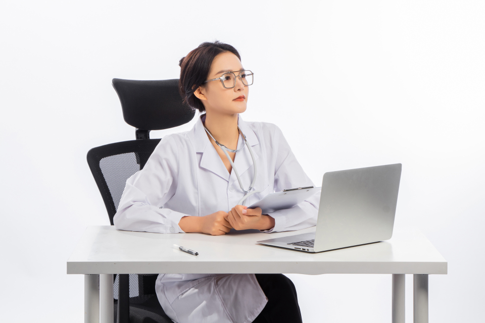 考虑问题的女专家图