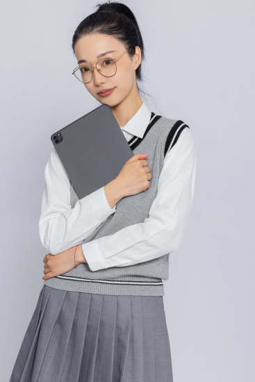 抱着笔记本的女学生实拍图