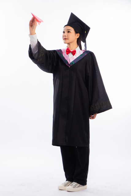 拿飞机的荣誉毕业生写真高清图