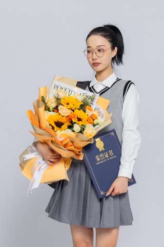 左手拿着花大学生高清图