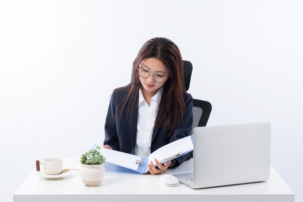 低头看资料的女教师图版权图片下载