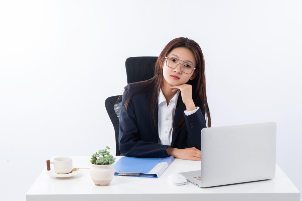 学校教书育人的女教师图