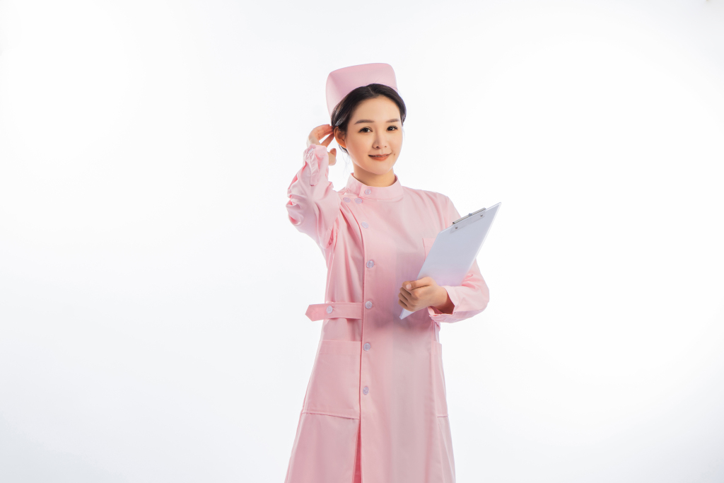 女护士对镜微笑高清图版权图片下载