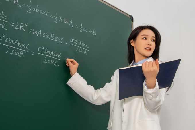 教室老师讲课实拍图