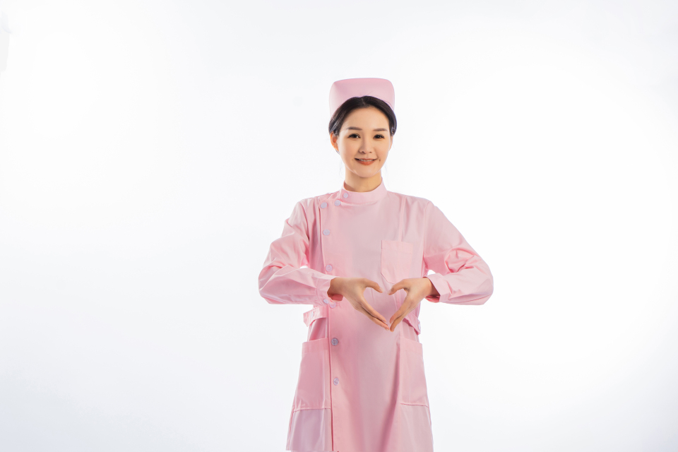 女护士双手比心实拍图
