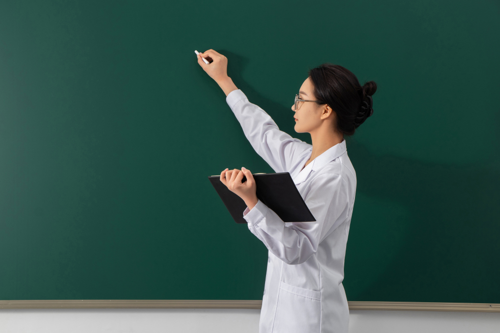 优秀女教师上课摄影图版权图片下载