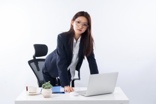 辛勤的女老师形象图