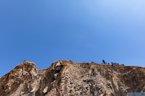 蓝天下的山川实拍图