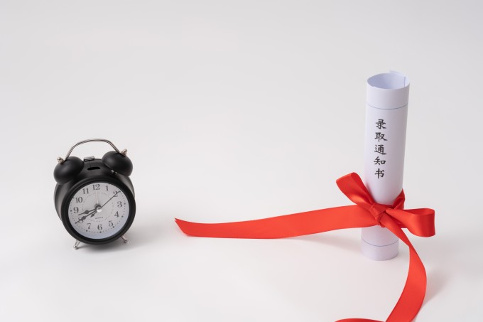 闹钟旁的高考通知书实拍图