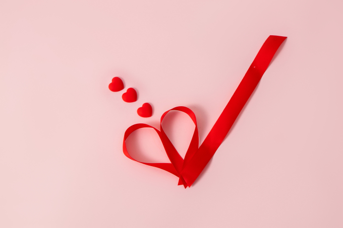 红带红心粉色背景摄影图片
