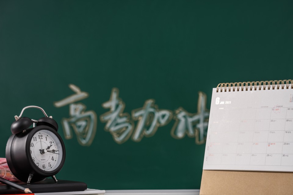 讲桌上的日历和闹钟高清图