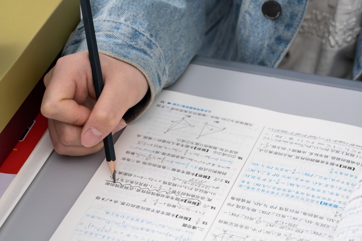 认真书写答案的学生实拍图版权图片下载