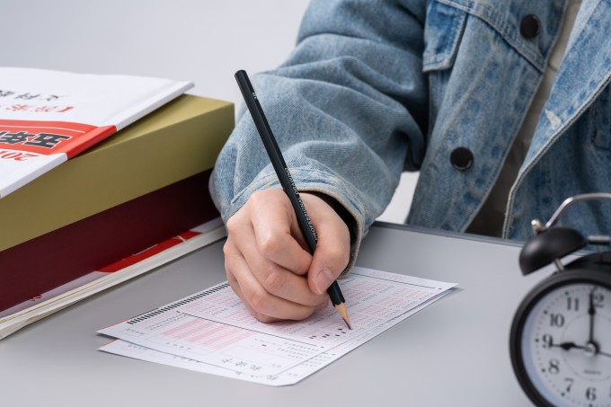 仔细认真涂卡的学生实拍图