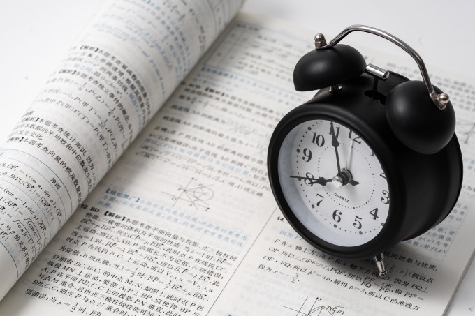 冲刺高考倒计时闹钟和书本高清图