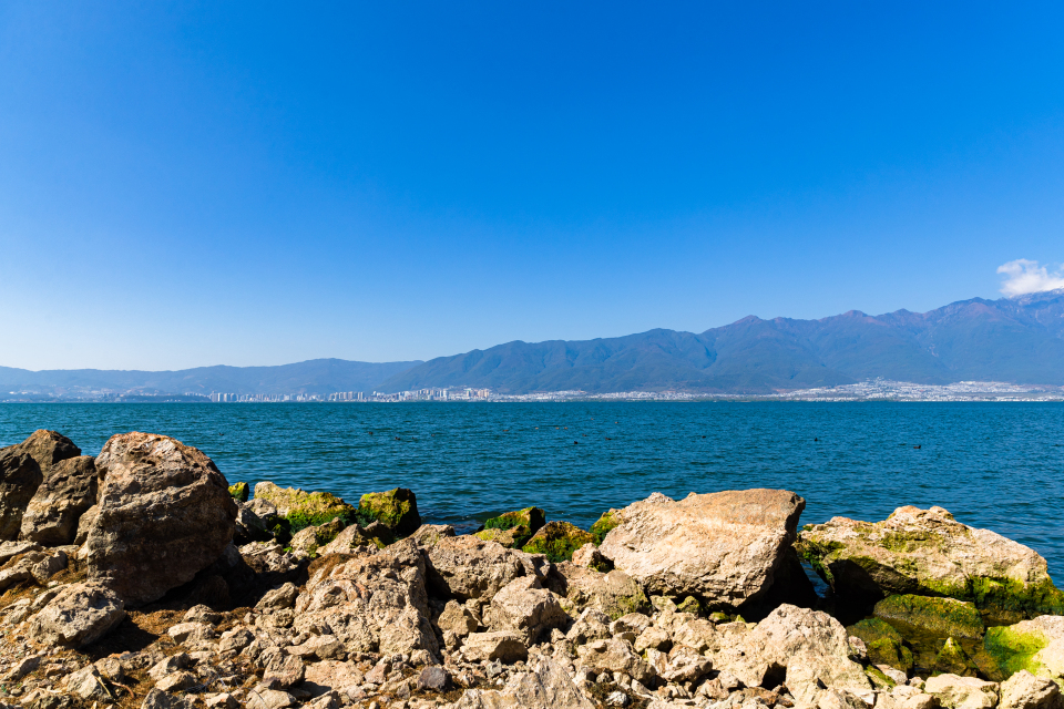 万里无云的天空美景图