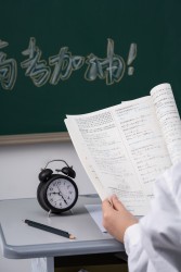 教室里认真答题的学生实拍图